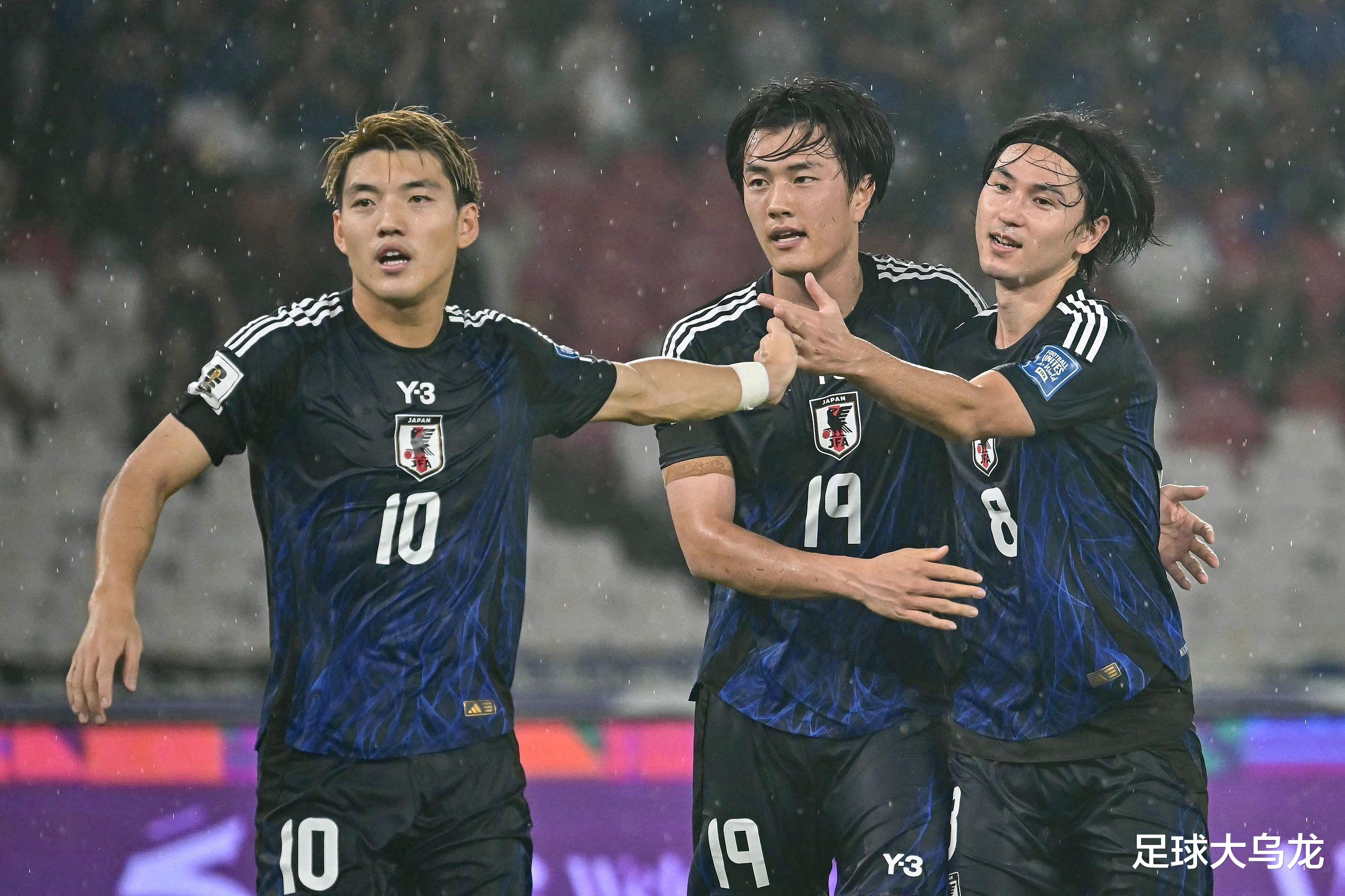 包含日本队迎战强对手，为争取国际比赛冠军努力的词条